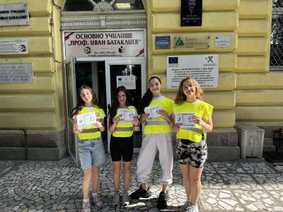Наши ученици бяха част от демонстрацията на значимостта от обучението по БДП чрез инициативата "БЪДЕЩЕТО НА ПЪТЯ" 1