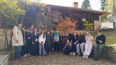 Разходиха по паважа на историята в атмосферата на възрожденска Копривщица с петите класове 5